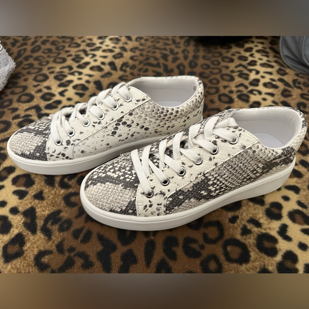 NEW! Steve Madden Snake Print Lace-Up Sneakers, Size 6 Medium Width
